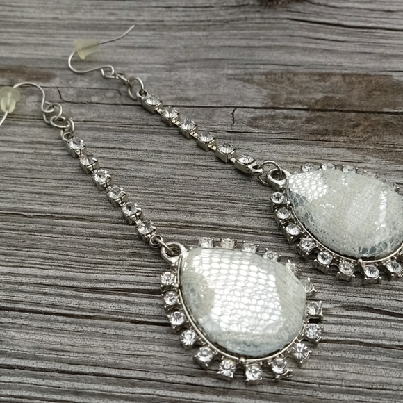 💥 CLOSET CLOSING SALE💥 Tear drop Earrings- NO COUNTER OFFERS!! - Picture 6 of 6